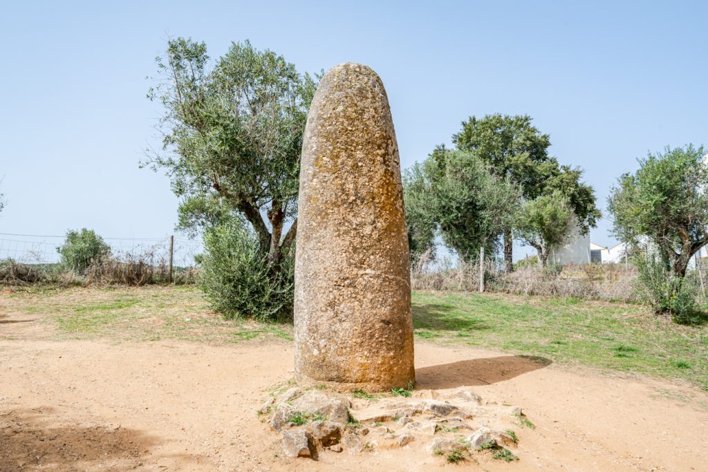 葡萄牙埃夫拉附近的巨石，单立石
