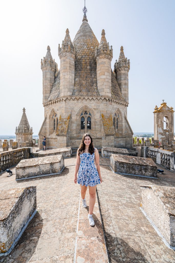凯特站在埃弗拉大教堂的屋顶上，这是在葡萄牙埃弗拉最好的事情之一