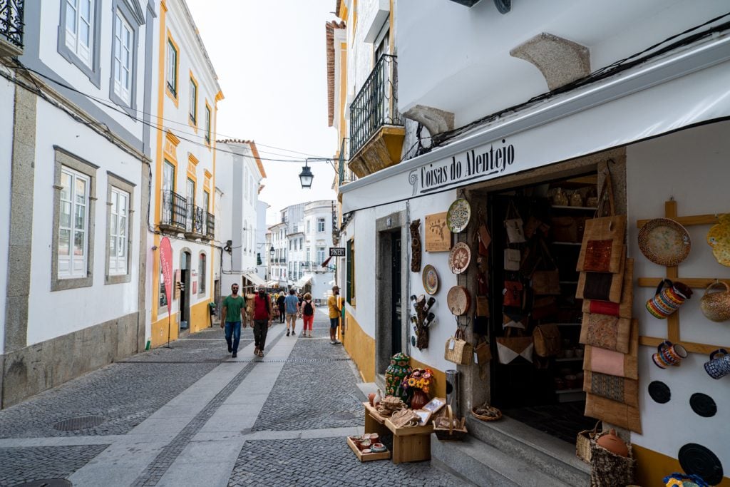 Rua cinco de outubro购物街与纪念品evora葡萄牙