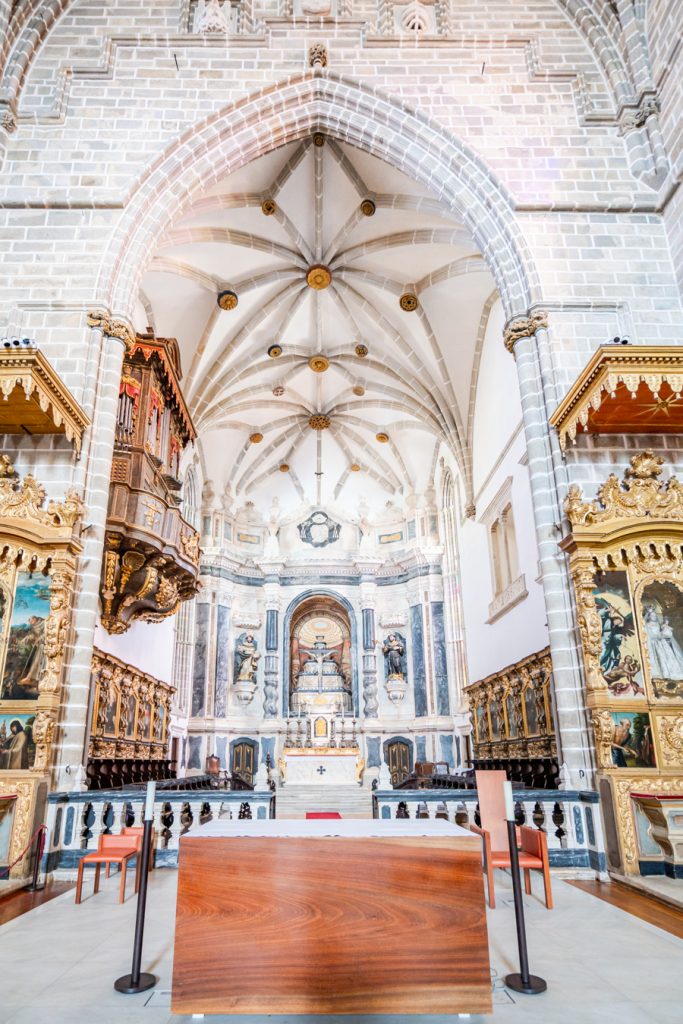 圣弗朗西斯科教堂的哥特式祭坛，在葡萄牙埃弗拉最好的事情之一
