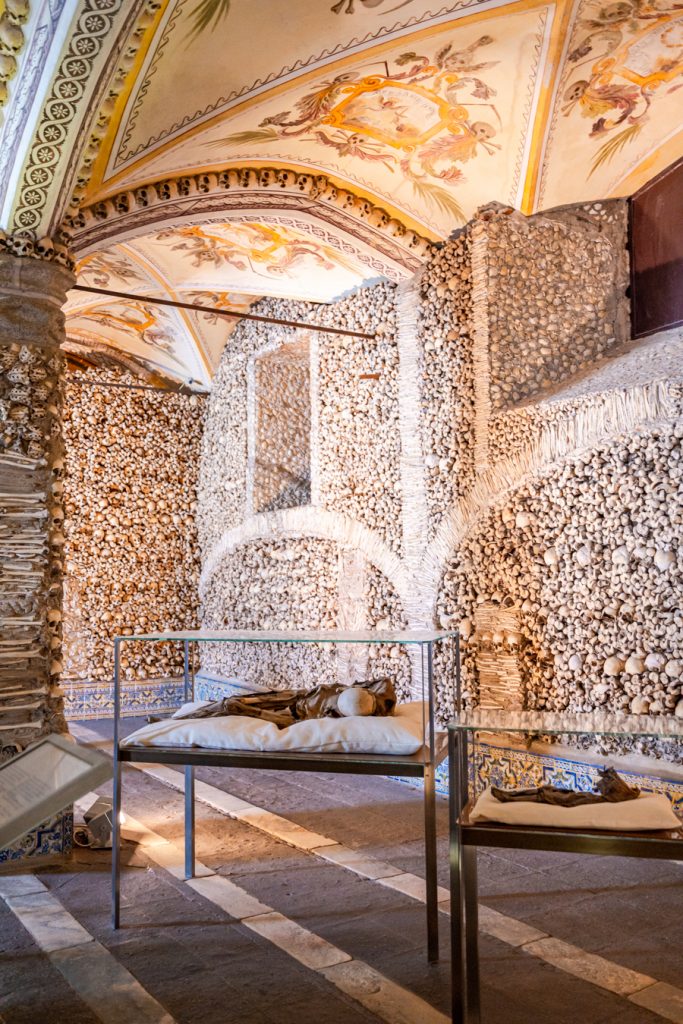 埃夫拉骨骼礼拜堂展出的木乃伊被骨骼包围，这是葡萄牙埃夫拉最好的旅游景点之一