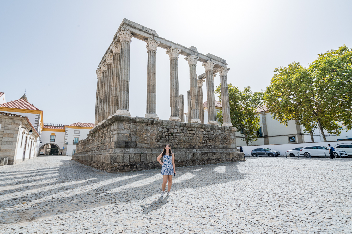 凯特风暴站在罗马戴安娜神庙前，这是在葡萄牙埃弗拉最好的事情之一