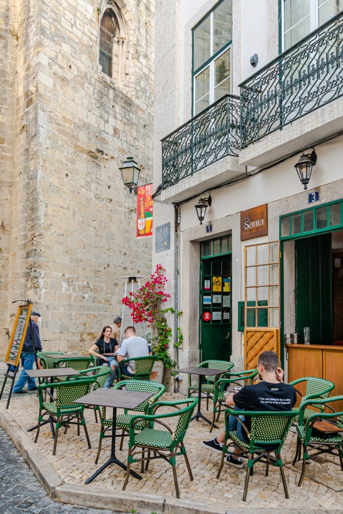 位于里斯本alfama的咖啡馆，背景是大教堂的墙壁