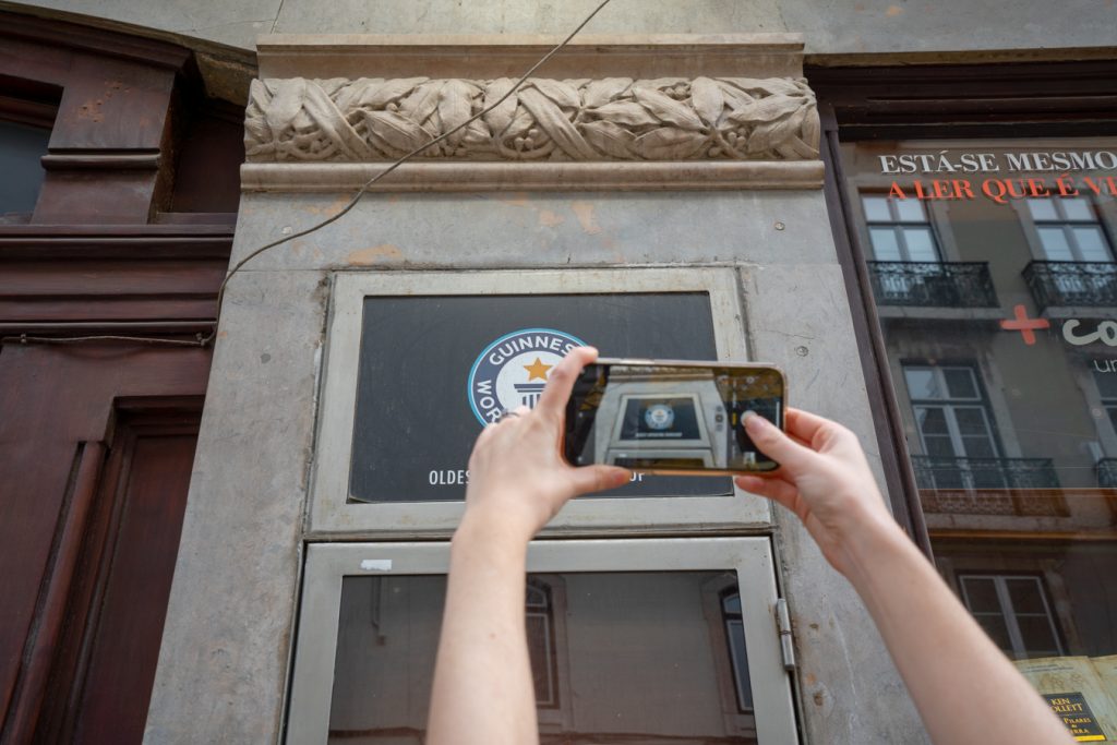 有人用iPhone给世界上最古老的书店里斯本的吉尼斯世界纪录招牌拍照