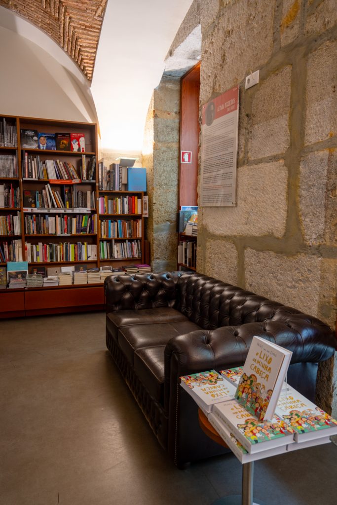 皮沙发和藏书在livraria Bertrand Lisbon