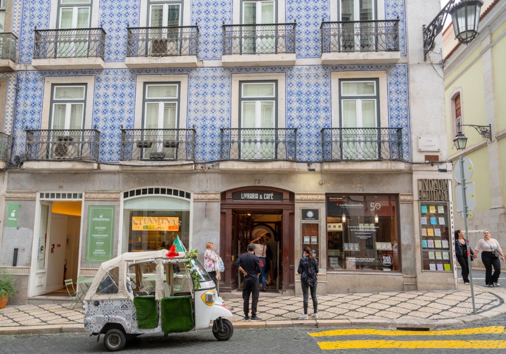 前立面的livraria Bertrand Lisbon chiado，与嘟嘟车停在前面