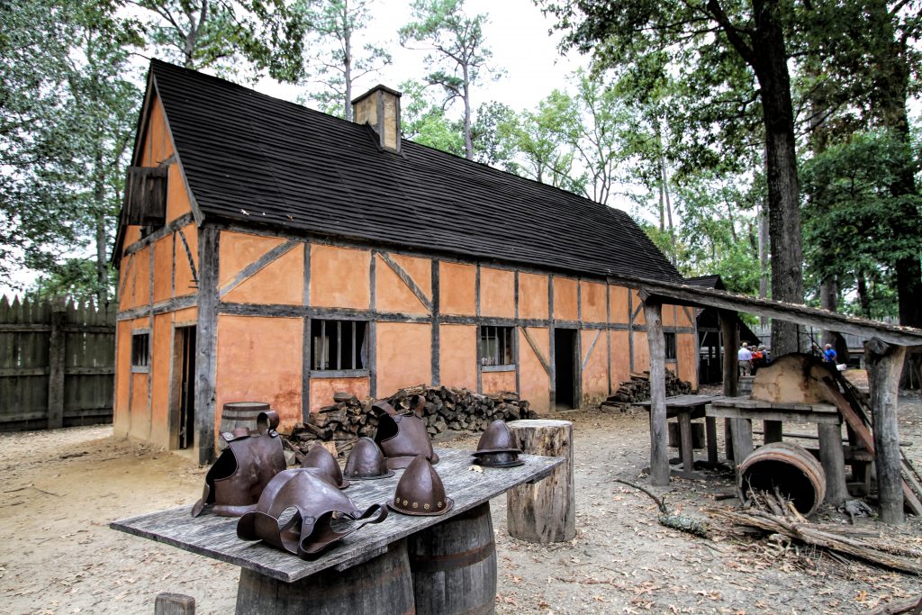 詹姆斯敦的历史重演铁匠铺，是弗吉尼亚州历史爱好者的最佳遗愿目的地之一