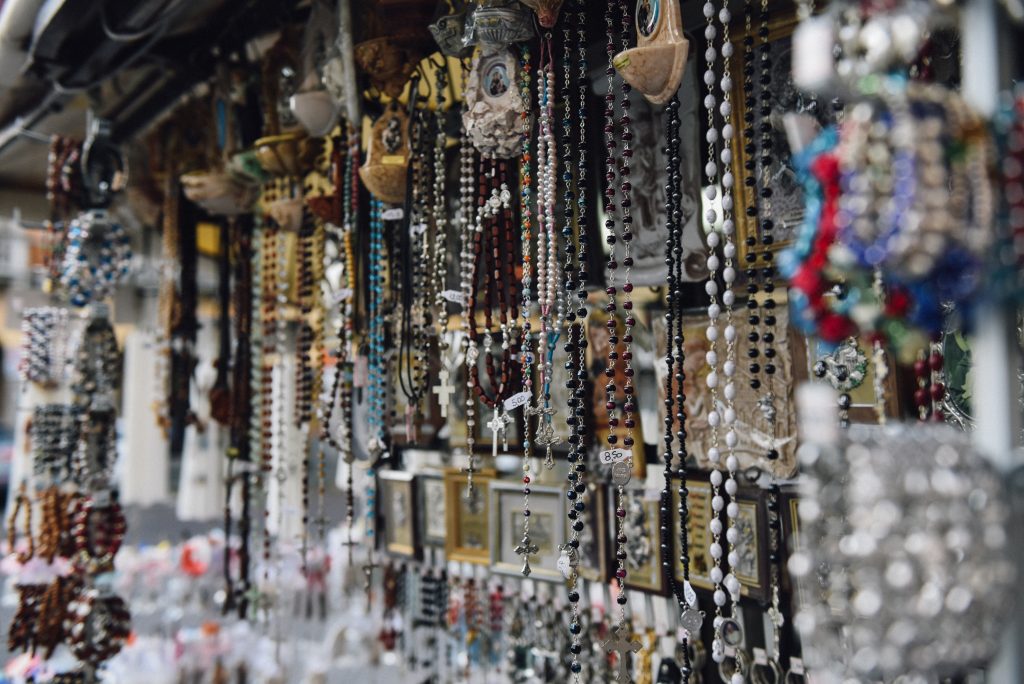 在意大利罗马购物时出售的念珠和其他宗教物品