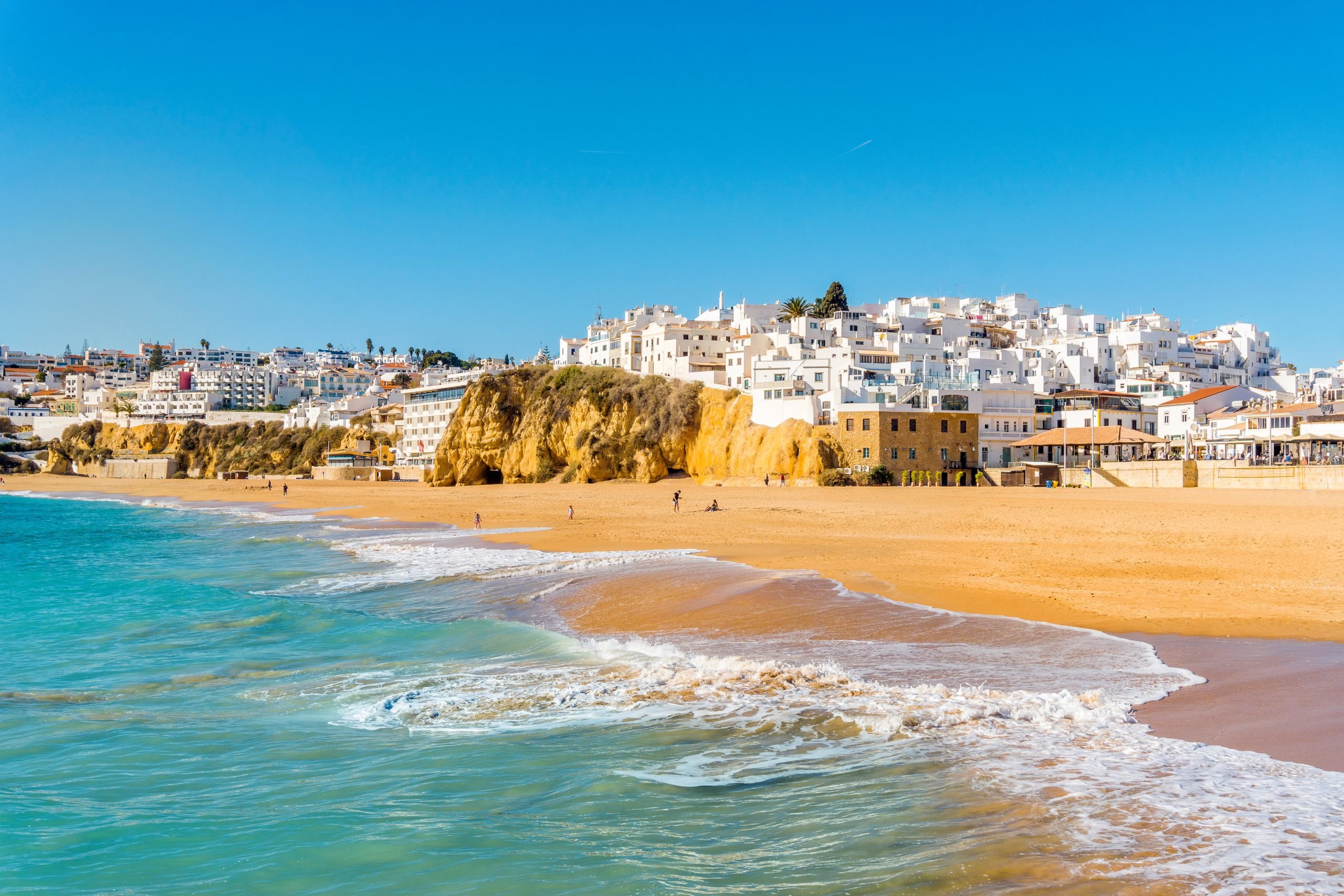 从水中看到的葡萄牙albufeira的沙滩，是葡萄牙最好的海滩城镇之一