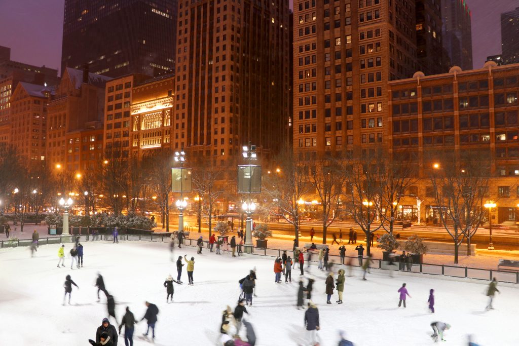 晚上人们在芝加哥市中心滑冰，这里是美国冬季最值得去的地方之一