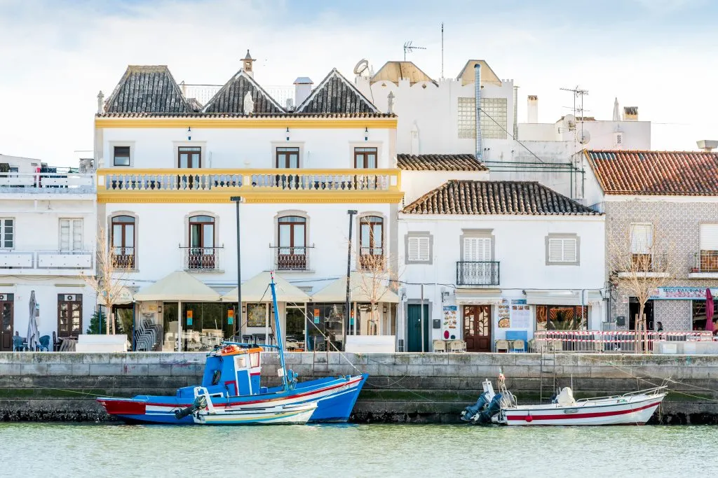 塔维拉葡萄牙老城和船从对岸看