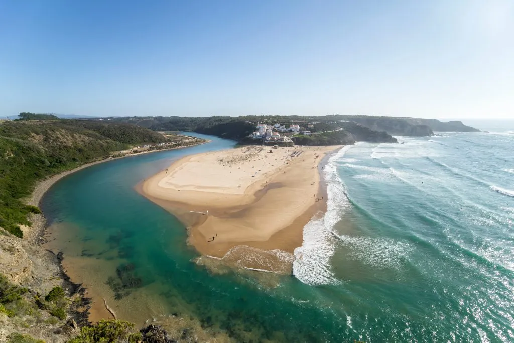 鸟瞰o欺骗马蹄形海滩在葡萄牙最美丽的海滩城镇之一