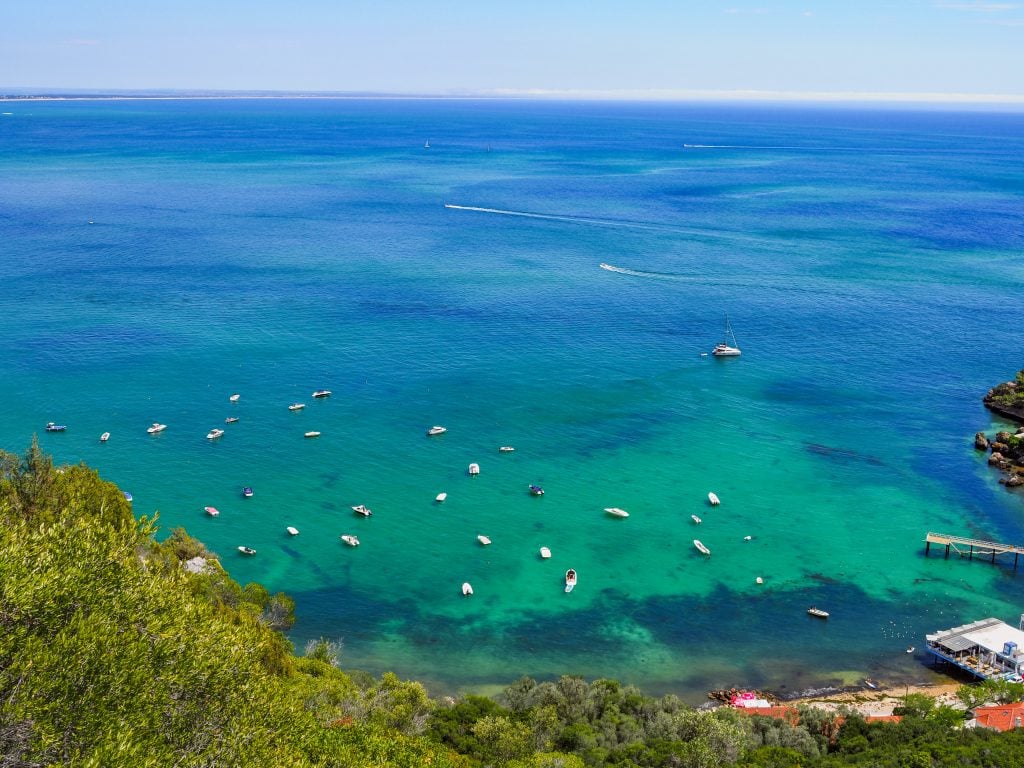 从上面看到的普拉亚do portinho da arrabida，葡萄牙最好的海滩之一