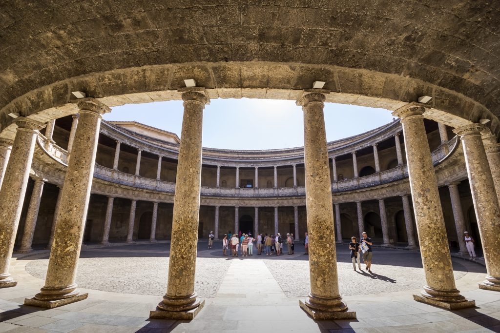 西班牙阿尔罕布拉宫查理五世的圆形庭院周围的圆柱