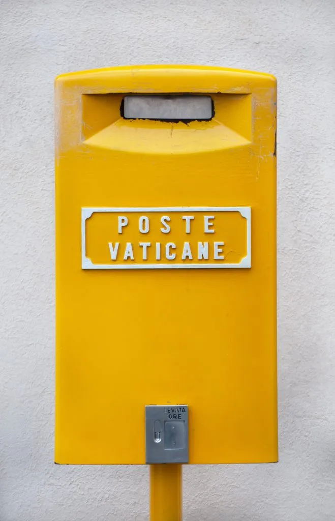 黄色的梵蒂冈城邮箱，非常适合从意大利罗马寄纪念品