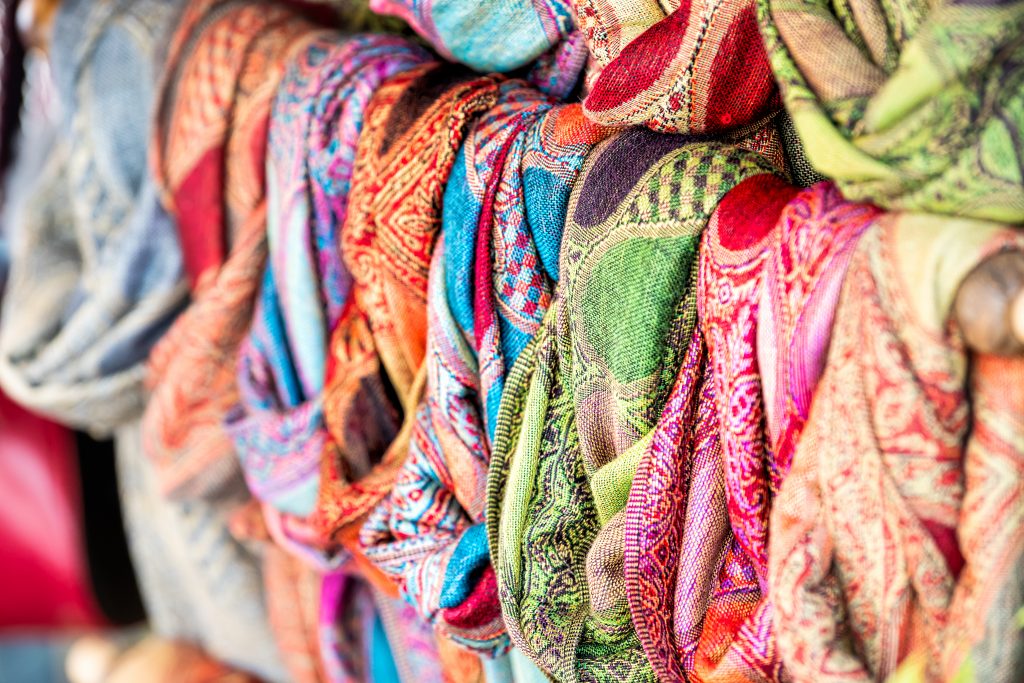 选择出售的丝巾，当决定在意大利罗马买什么纪念品选择