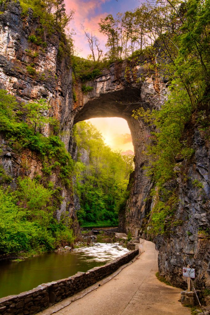 日落时分的天然桥岩，弗吉尼亚最独特的度假胜地之一