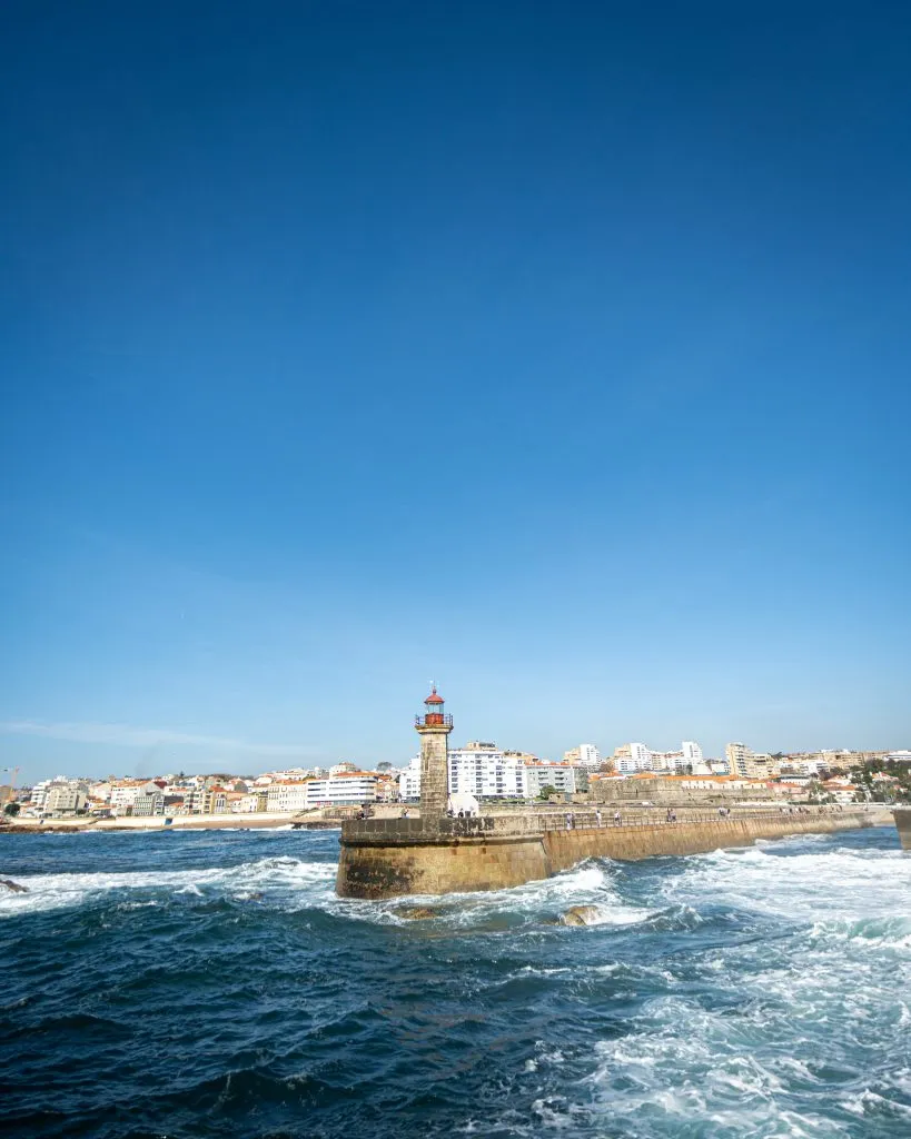 从水中看到的葡萄牙马托辛诺斯灯塔