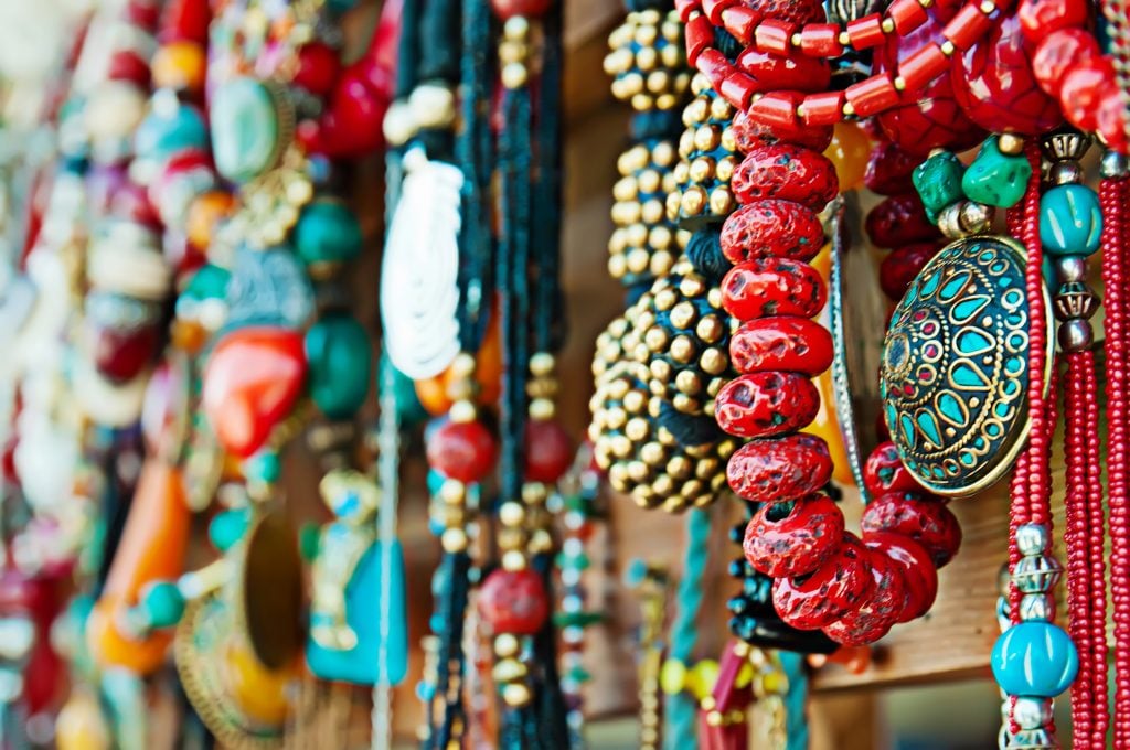 旅游纪念品市场出售的彩色珠宝