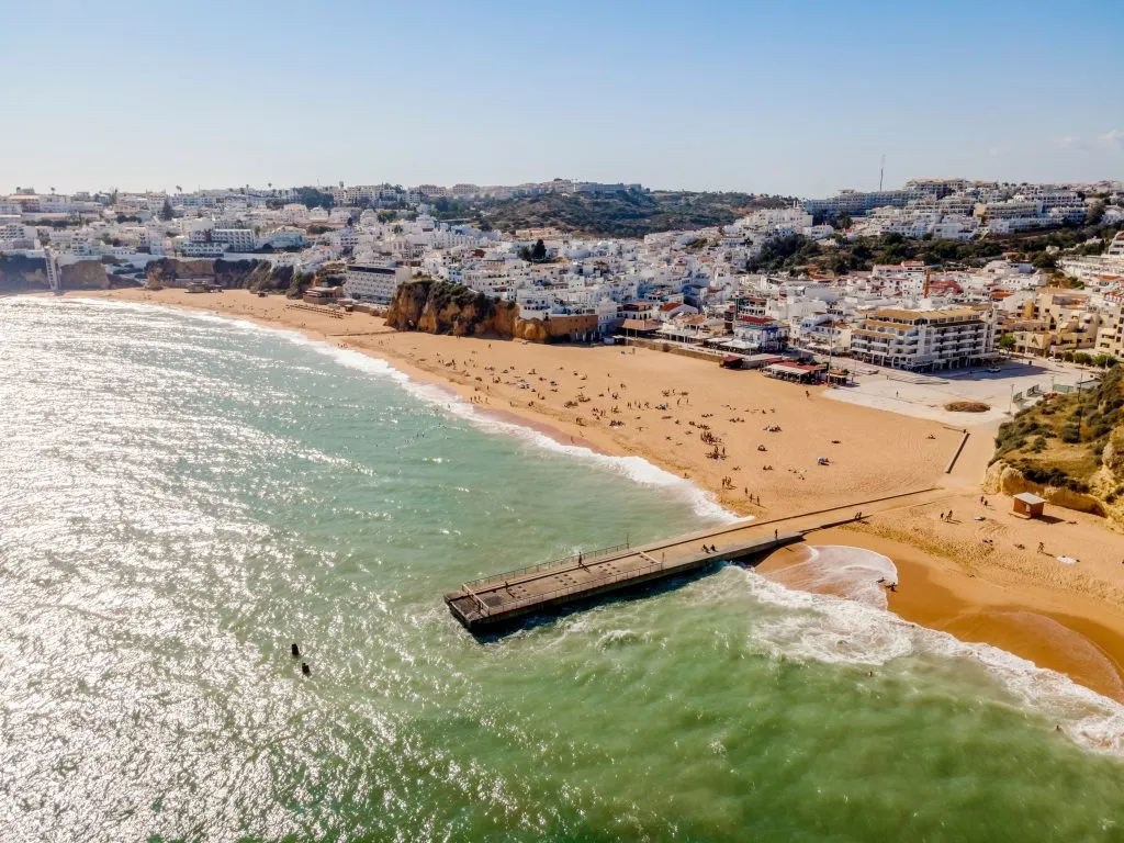 葡萄牙沿海城镇albufeira的鸟瞰图，前景是水