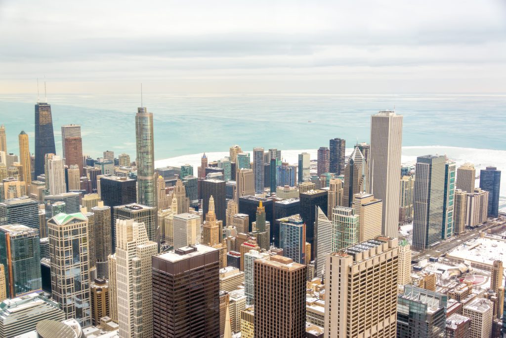 芝加哥的天际线在冬天与湖泊在远处可见