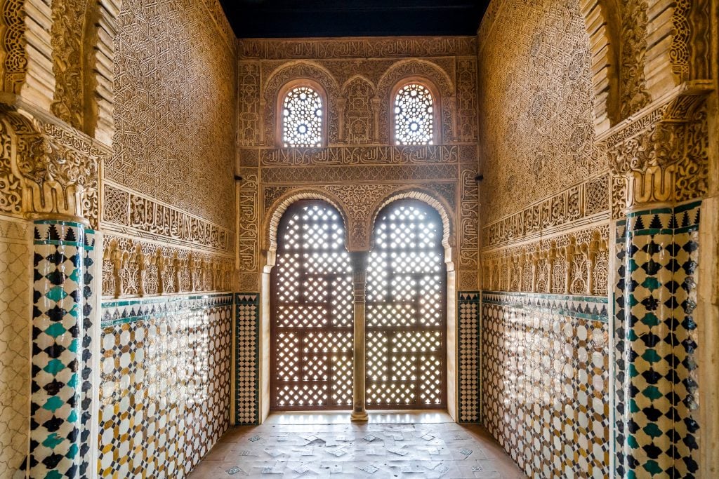 纳斯里德宫殿内的瓷砖和装饰房间，如参观阿尔罕布拉格拉纳达所见