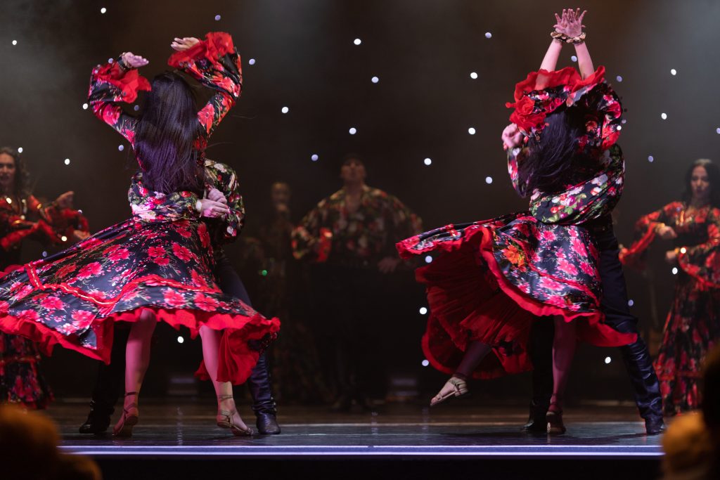 在西班牙弗拉门戈舞表演中，舞者们穿着弗拉门戈裙旋转