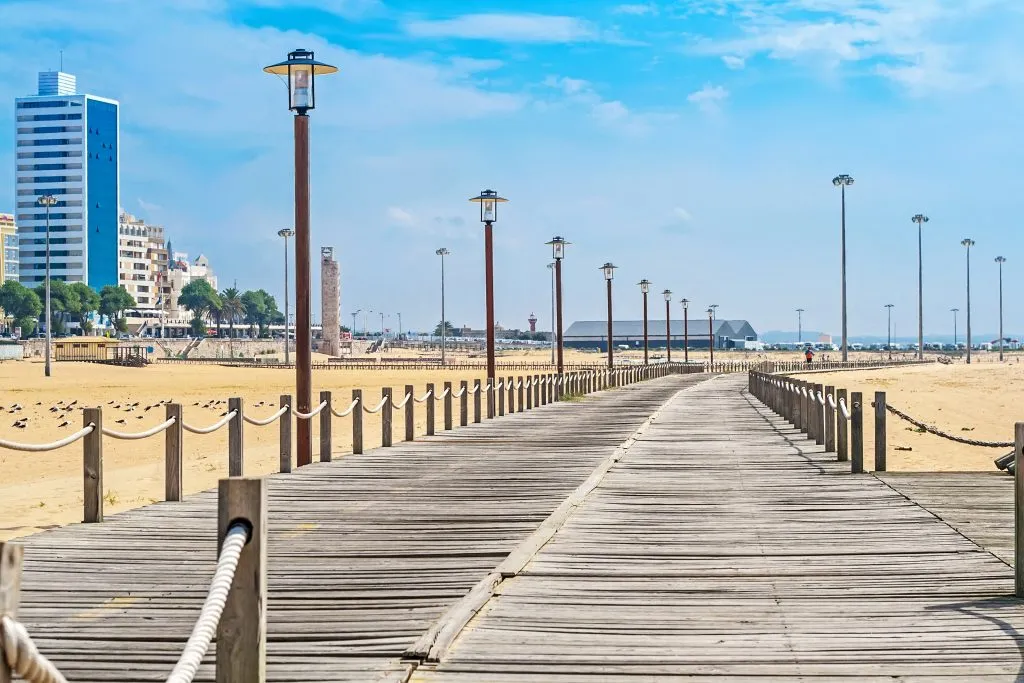 Figueira da Foz海滩上的木板路，葡萄牙顶级沿海城镇之一