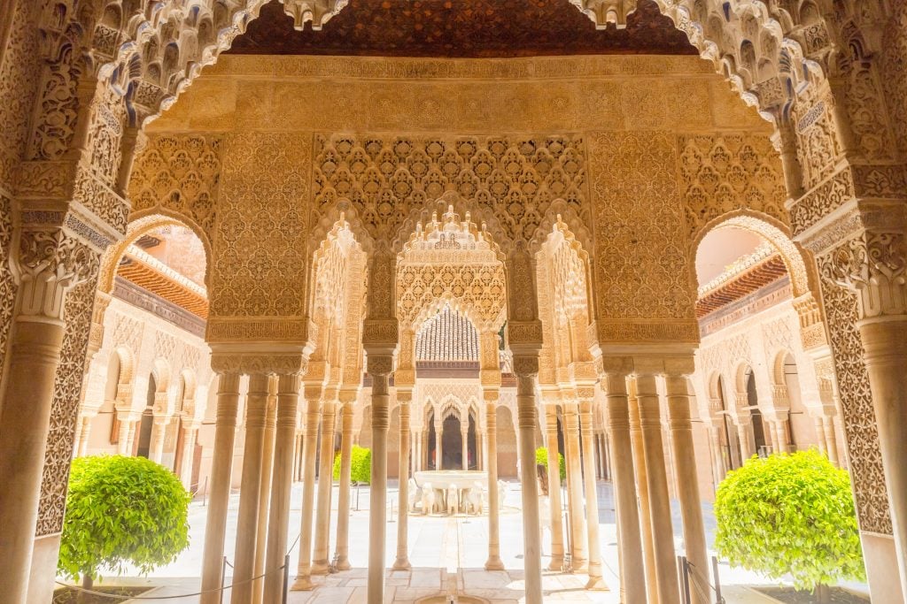 court of the lions in alhambra nasrid palaces