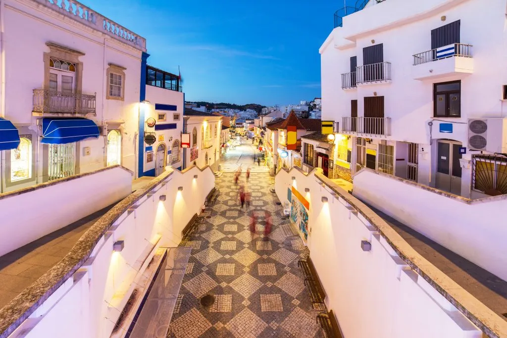 夜晚的阿尔布费拉市中心，葡萄牙最值得一游的海滨小镇之一