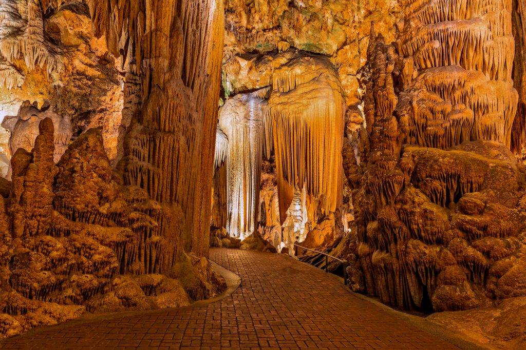 维吉尼亚州luray洞穴中的钟乳石和石笋，铺设的路径穿过地层