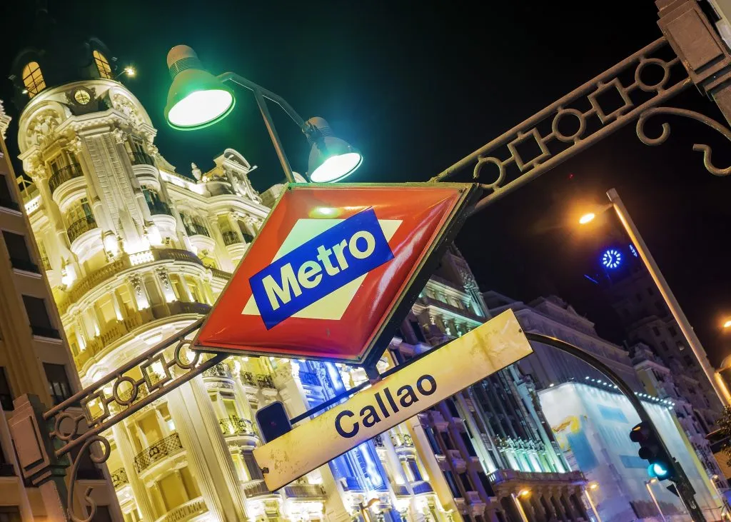 天黑后拍摄的马德里地铁标志