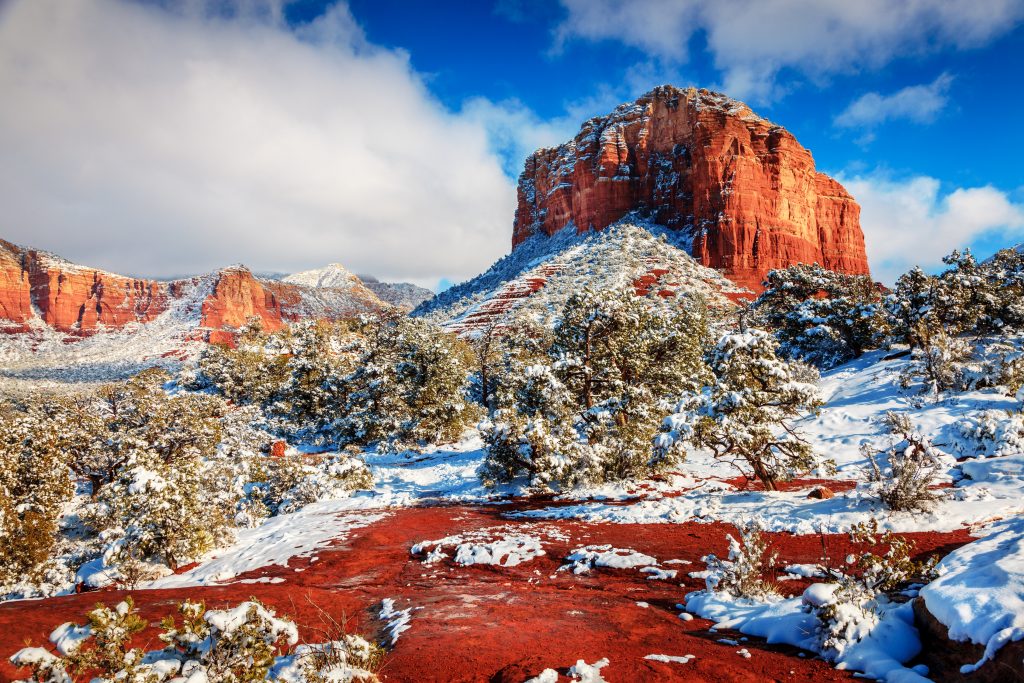 美国度假胜地冬季降雪后亚利桑那州塞多纳的红色岩石景观