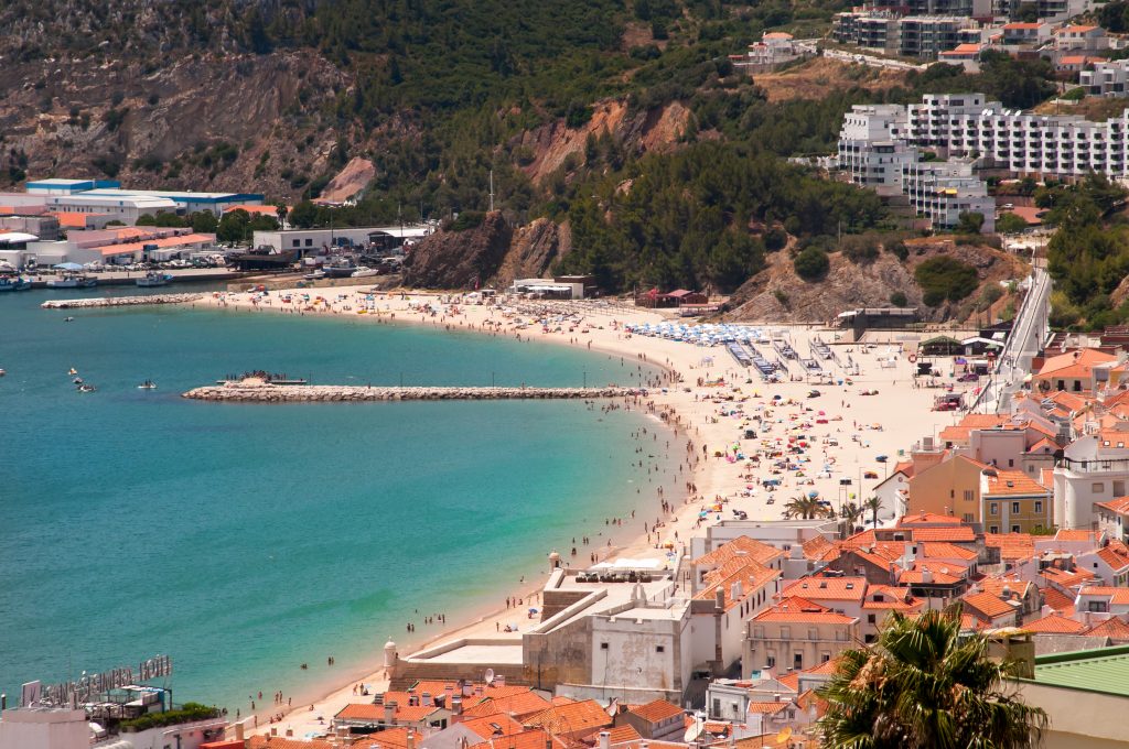 从上面看到的葡萄牙海滨小镇Sesimbra，左边是海洋。Sesimbra是葡萄牙最好的海滨城镇之一