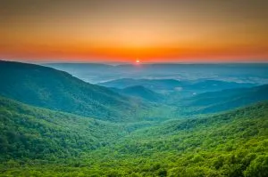 shenandoah国家公园的日落，这是弗吉尼亚州度假胜地中最好的地方之一