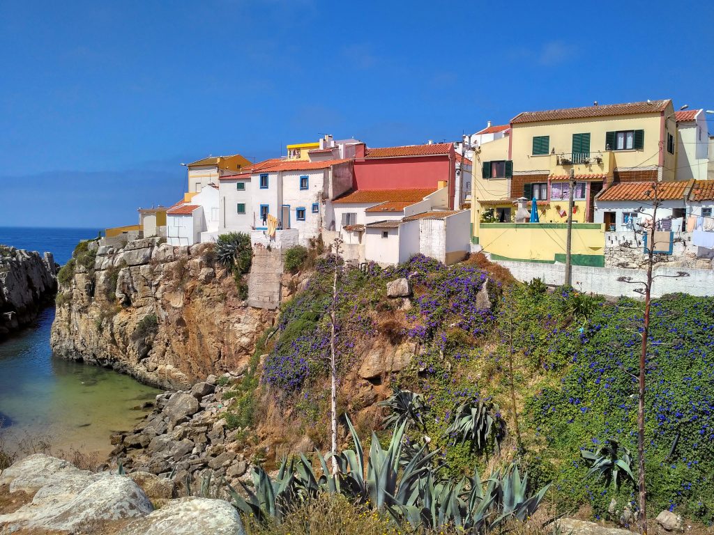 五颜六色的房子坐落在佩尼赫的悬崖上，这里是葡萄牙的顶级海滨小镇之一