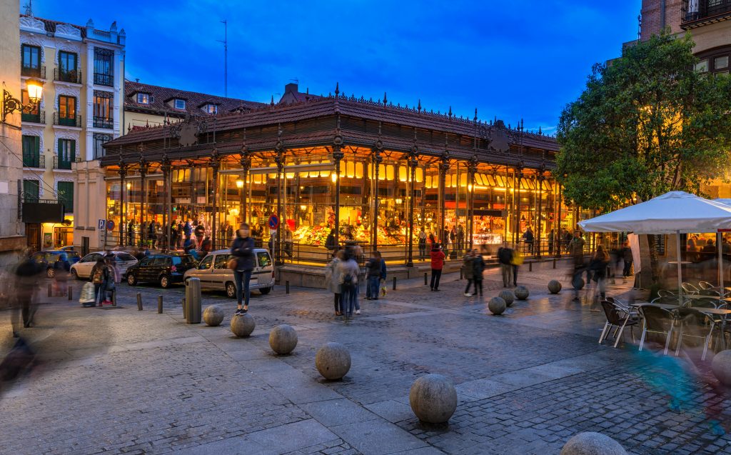 傍晚时分，西班牙马德里的圣米格尔市场