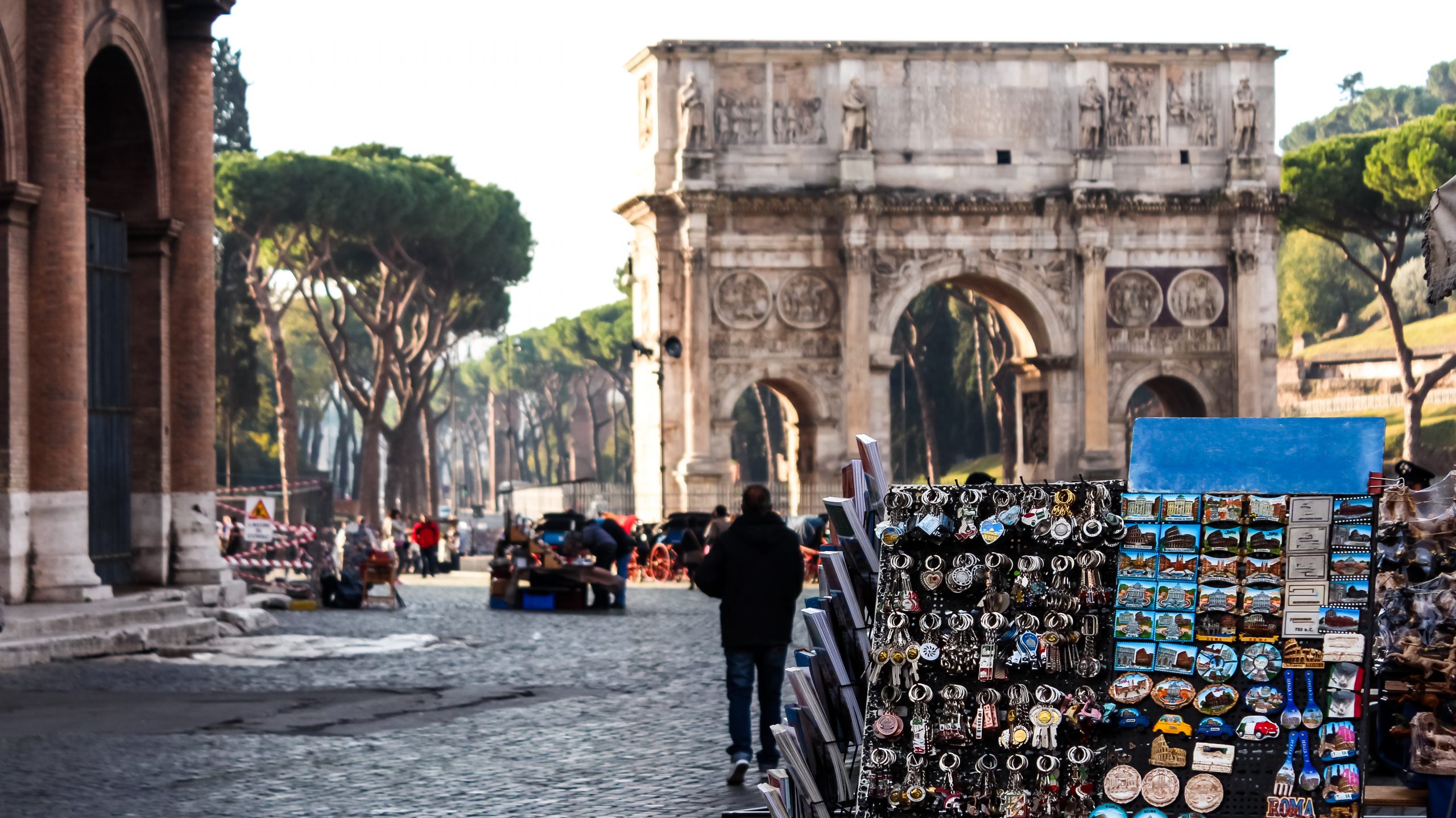 前面矗立着带有罗马纪念品的君士坦丁拱门