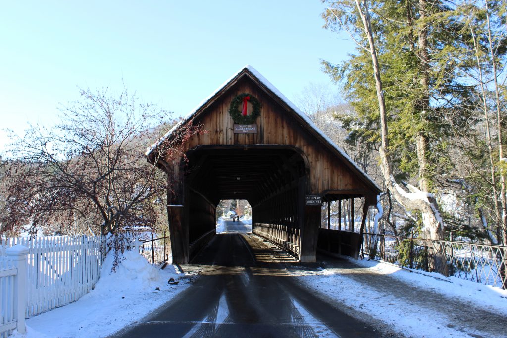 冬季佛蒙特州伍德斯托克的中盖桥，桥上有圣诞花环