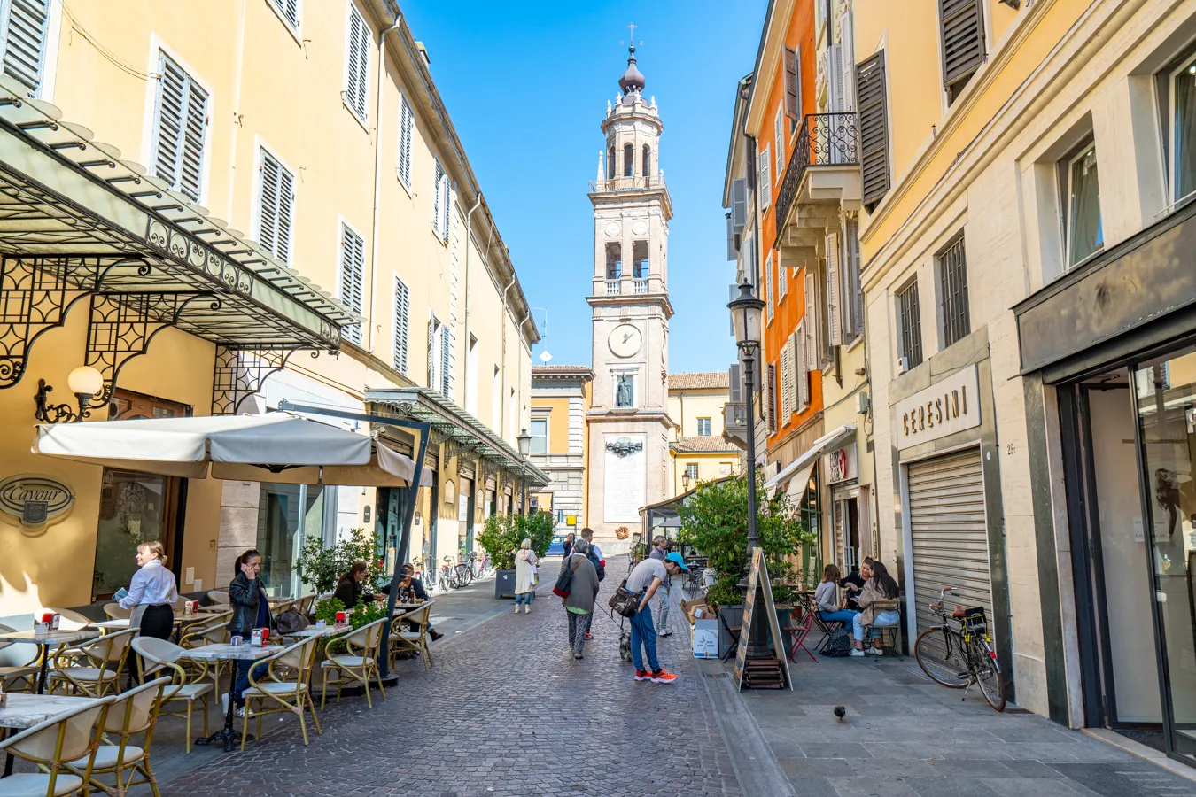 参观意大利帕尔马的彩色街道，尽头是一座钟楼，历史中心是帕尔马最好的事情之一