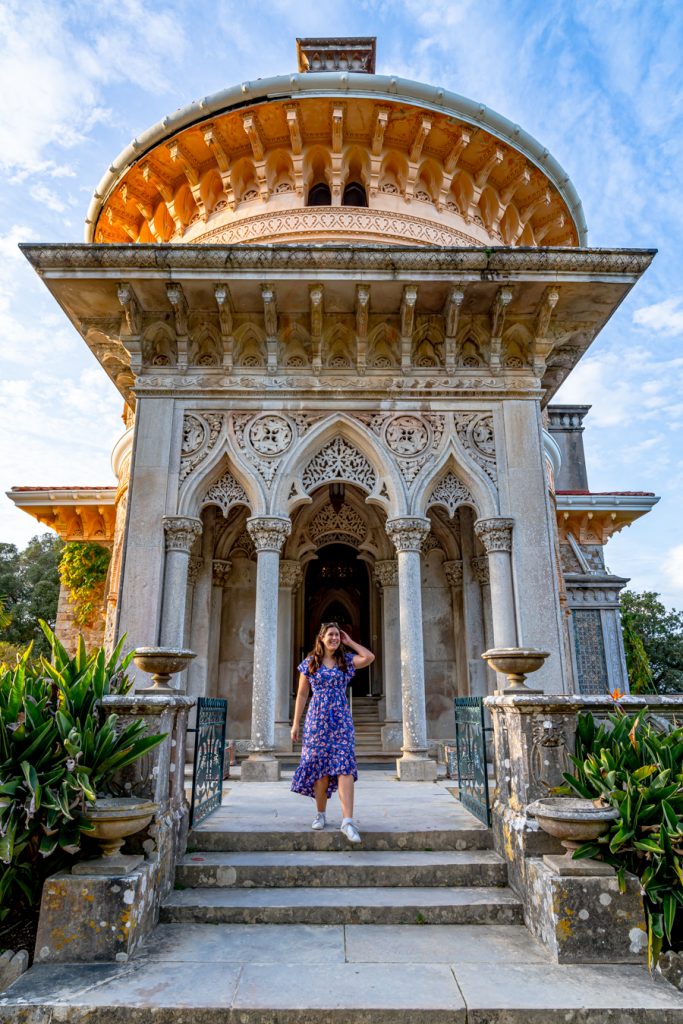 凯特王妃站在辛特拉的蒙塞拉特宫前，这是从葡萄牙里斯本出发的最好的一日游之一
