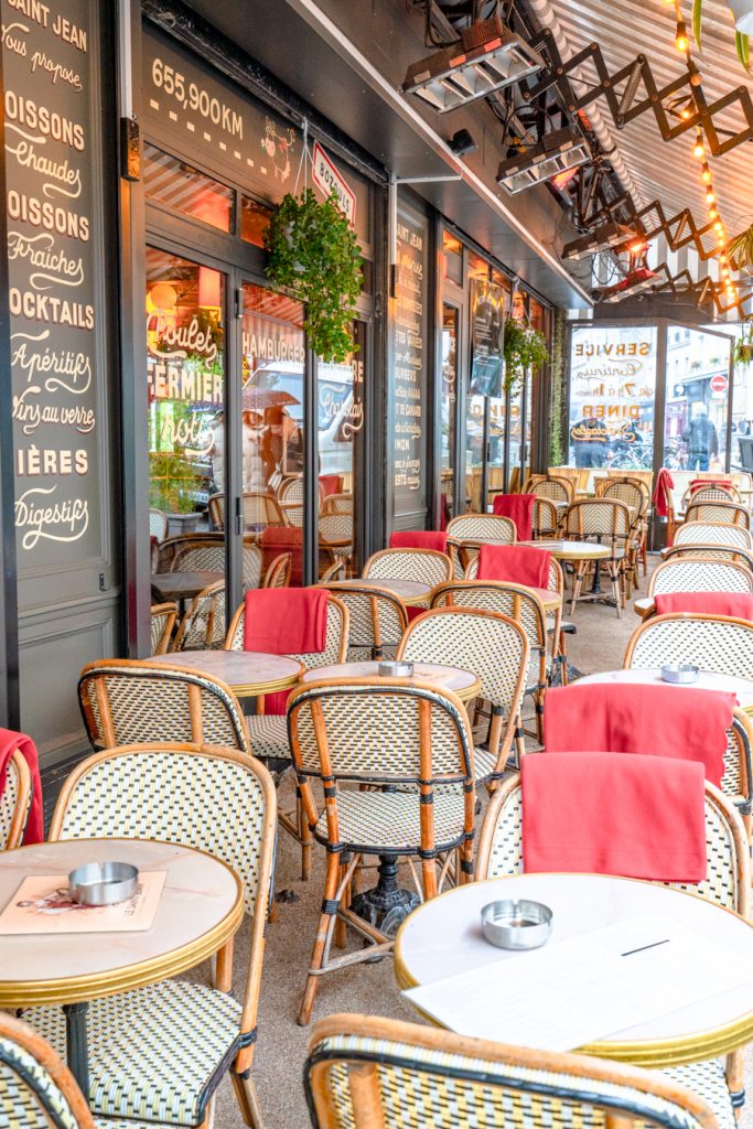 法国巴黎的咖啡馆正准备开始营业