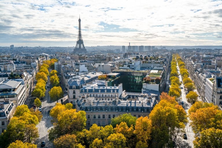 从凯旋门俯瞰埃菲尔铁塔，这是巴黎最好的风景之一，也是第一次计划去巴黎旅行时的一站