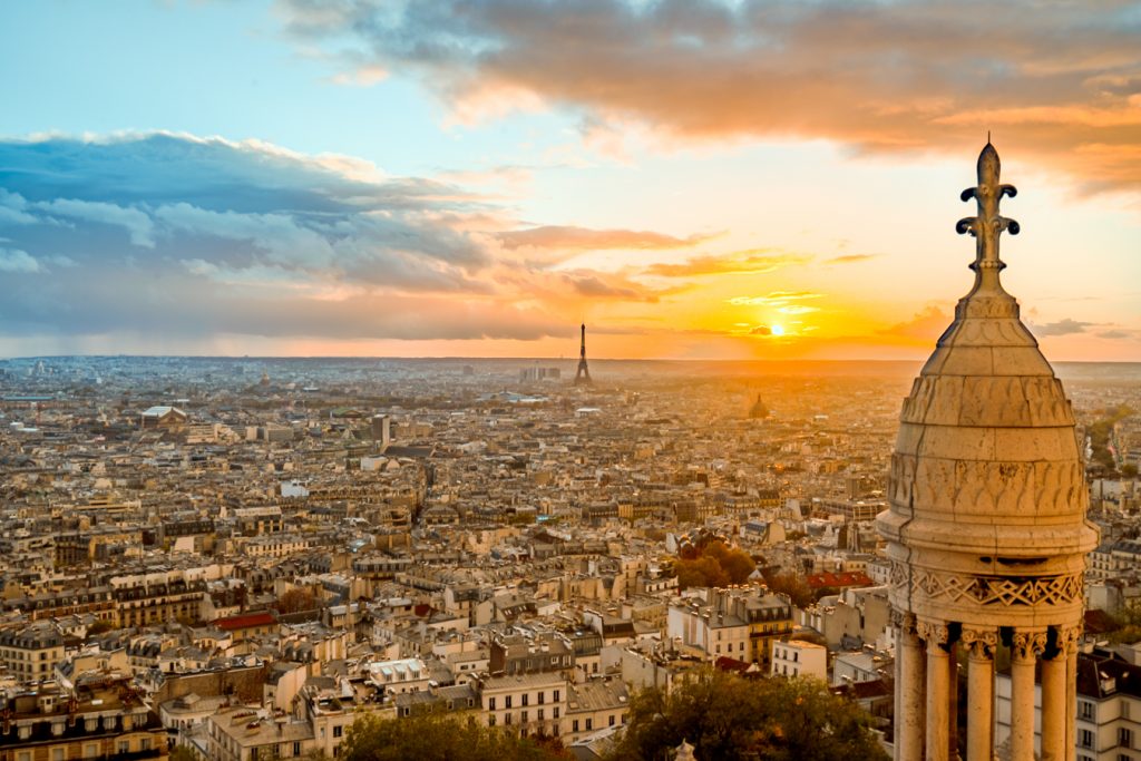 从中心是埃菲尔铁塔的圣心塔顶看巴黎日落