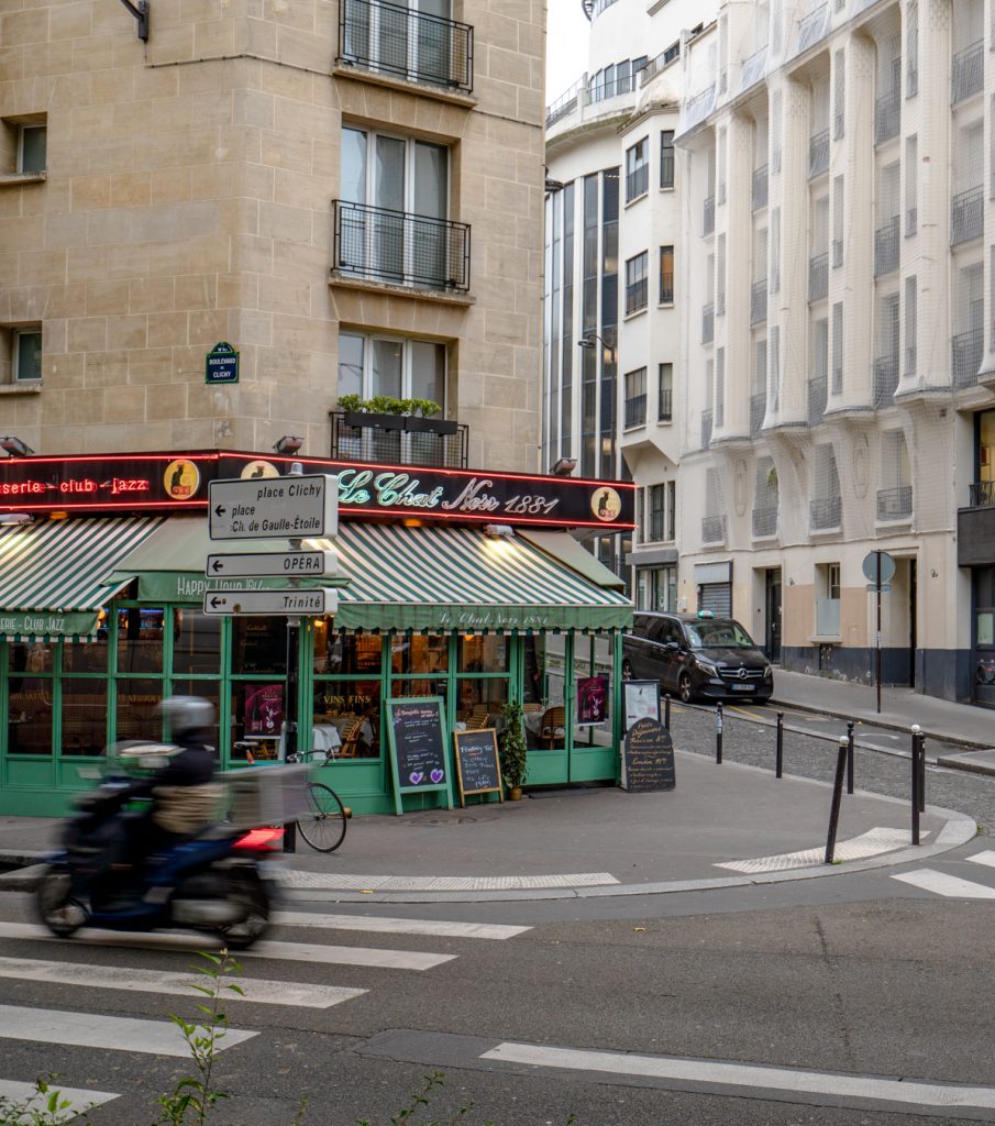 当前le chat noir的外观，这是巴黎蒙马特高地附近最受欢迎的事情之一