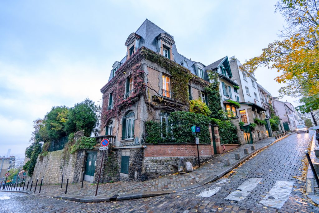 巴黎蒙马特区鹅卵石街道上的美丽住宅