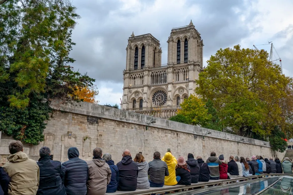 必威体育官方登录游客在法国巴黎乘坐塞纳河游船欣赏圣母院的景色