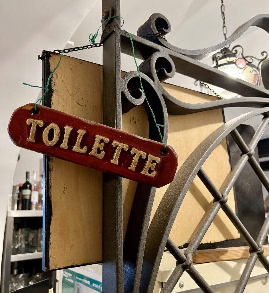 在意大利寻找公共厕所时，可以看到“toilette”的标志