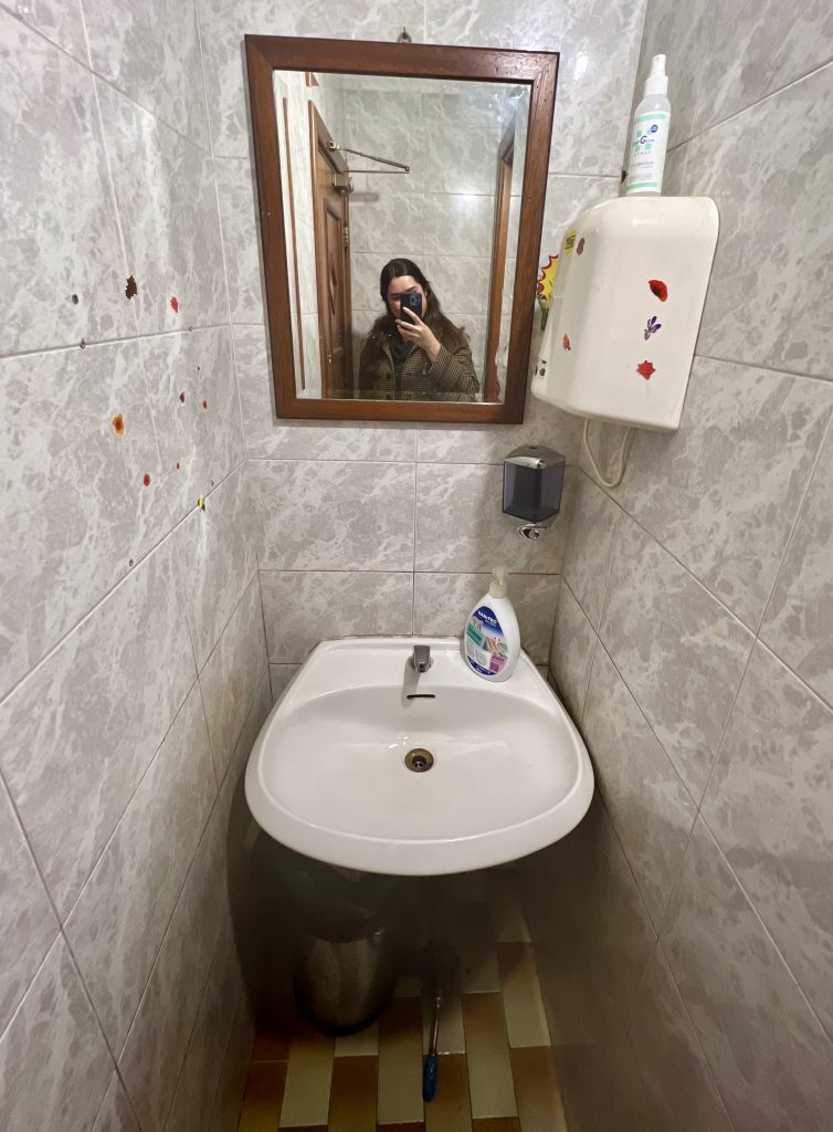 在欧洲的公共厕所里，用踏板在地板上打开水龙头