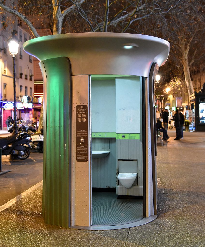 欧洲巴黎的公共厕所晚上开着门